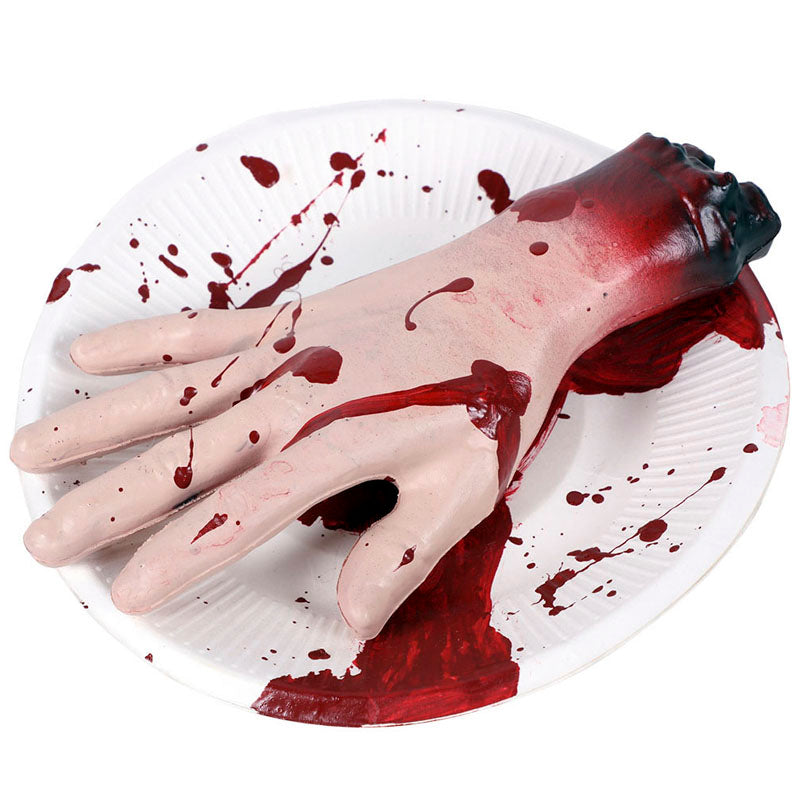 Plato con mano ensangrentada