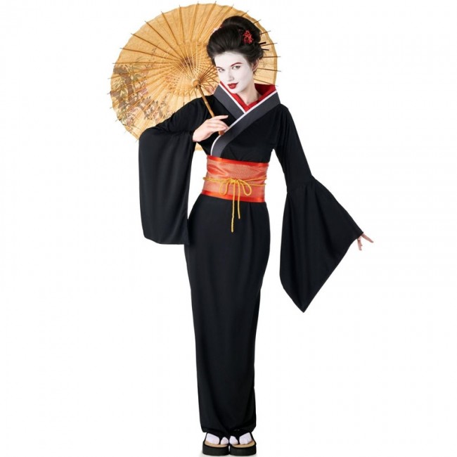 Mujer joven, en, disfraz de geisha, posición, cerca, árbol