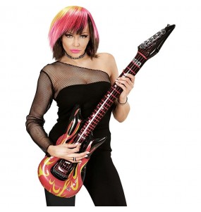 Guitarra hinchable de rockero con llamas