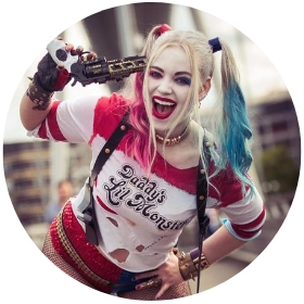 Inyecta un poco de locura en tu Halloween con nuestros divertidos disfraces de Harley Quinn. ¡Sé la reina del caos!