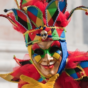 Diseño multicolor para un antifaz de Carnaval