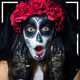 Descubre nuestra asombrosa colección de accesorios y complementos de Halloween para elevar tu disfraz a un nivel terrorífico. Encuentra sombreros, máscaras, capas y más.