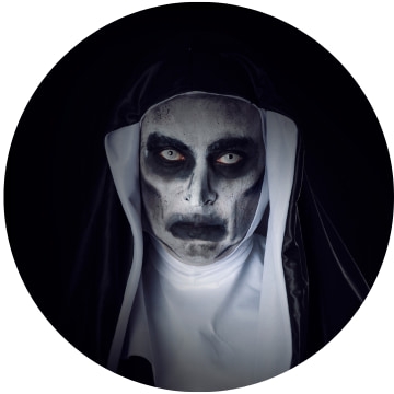 Sé poseído por el misterio con nuestros disfraces de La Monja Valak para Halloween. ¡Encarna el mal en la noche!